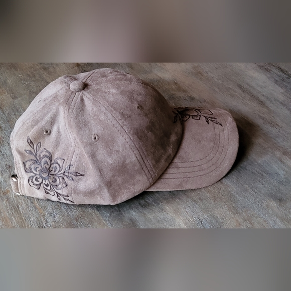 Hand burned grey suede baseball cap with adjustable back - Picture 4 of 6
